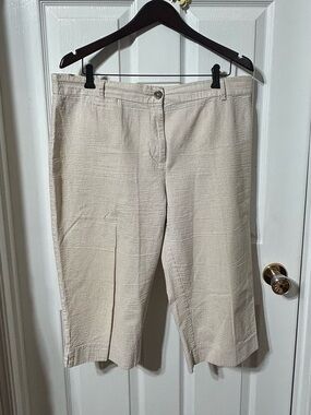 Women's Cream & Beige Seersucker Capris - Classic Pull-On Style